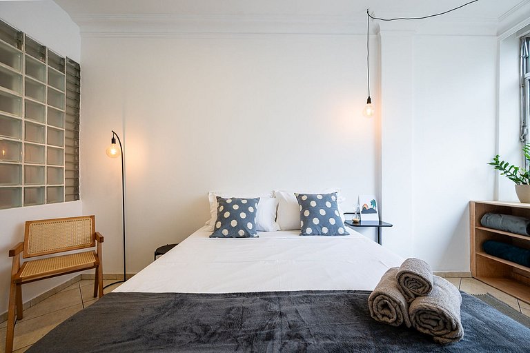 Post 6, a 3-minute walk from Copacabana Beach.