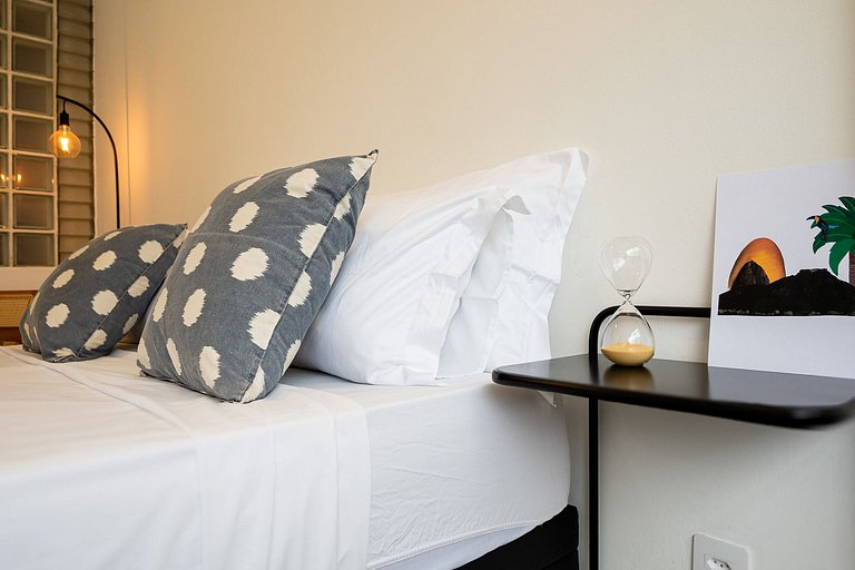 Post 6, a 3-minute walk from Copacabana Beach.