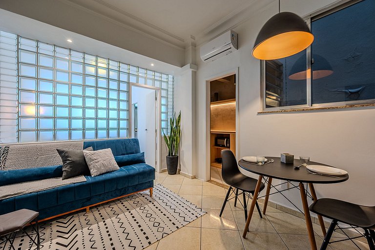 Post 6, a 3-minute walk from Copacabana Beach.