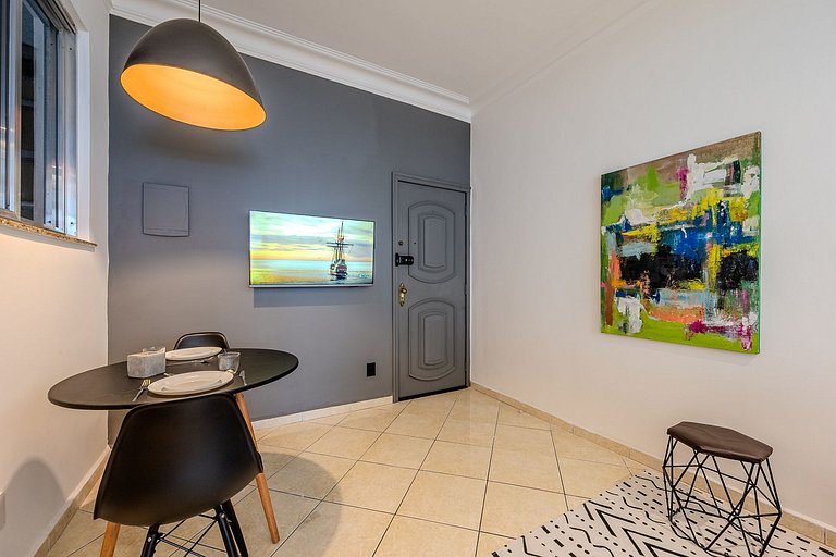 Post 6, a 3-minute walk from Copacabana Beach.