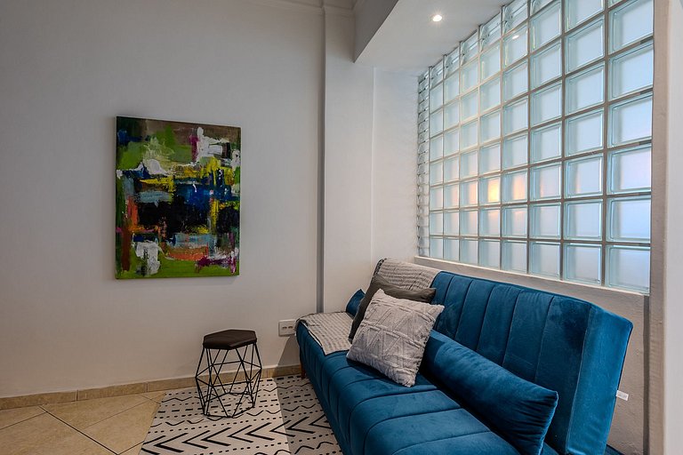 Post 6, a 3-minute walk from Copacabana Beach.