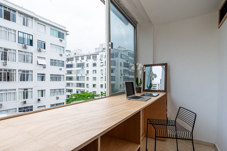 Post 6, a 3-minute walk from Copacabana Beach.