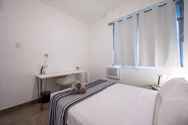 Quarto sala em Copacabana a 8 minutos da praia.