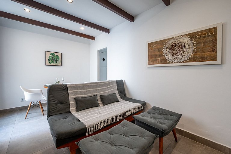 Quarto sala em Copacabana a 8 minutos da praia.