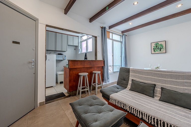 Quarto sala em Copacabana a 8 minutos da praia.