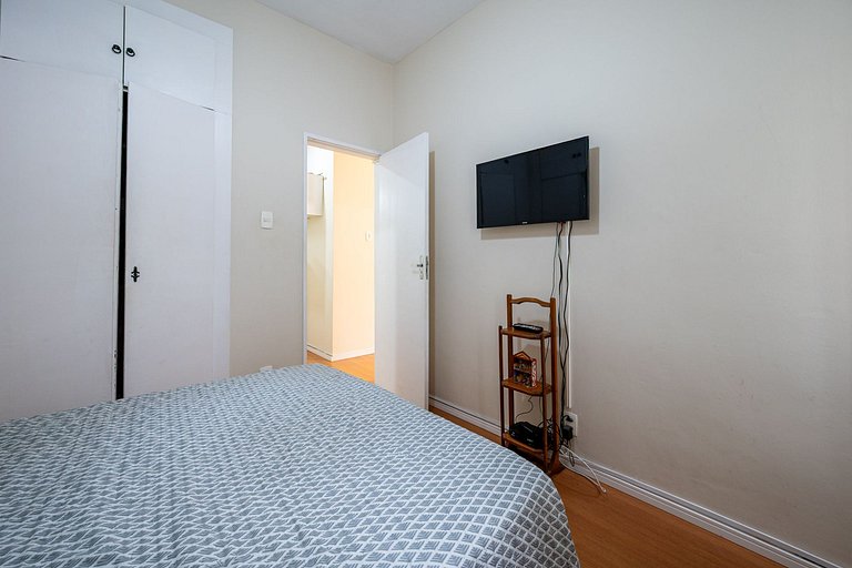 Quiet bedroom and living room in Copacabana