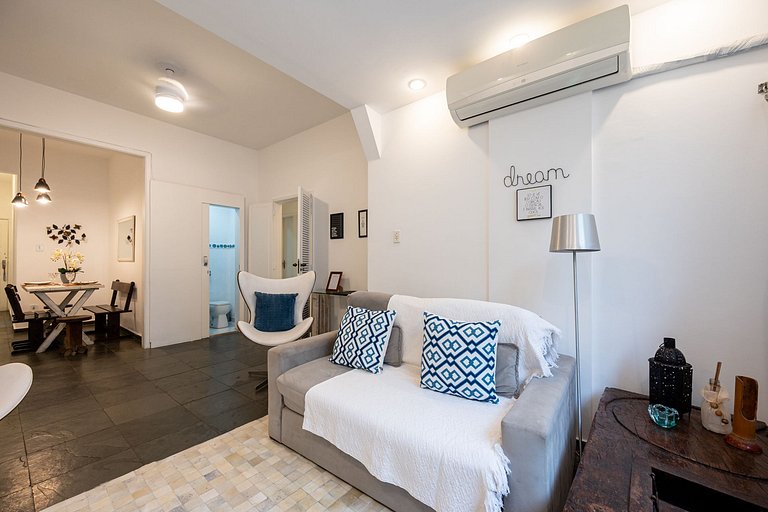 Cozy apartment 650m from Copacabana Beach