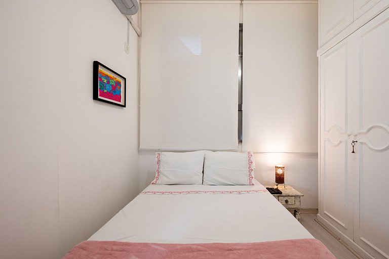 Cozy apartment 650m from Copacabana Beach