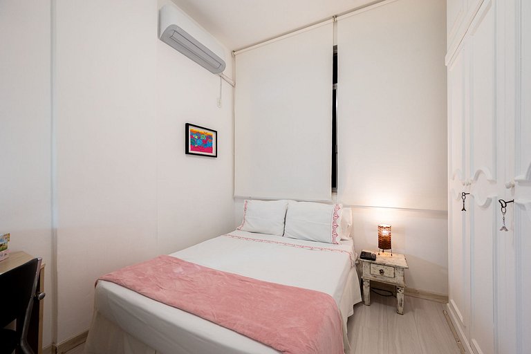 Cozy apartment 650m from Copacabana Beach