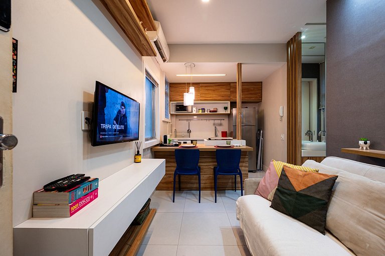 Two blocks from Leblon Beach, near the shopping mall