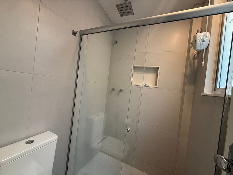 Duas quadras da praia do Leblon, perto do shopping