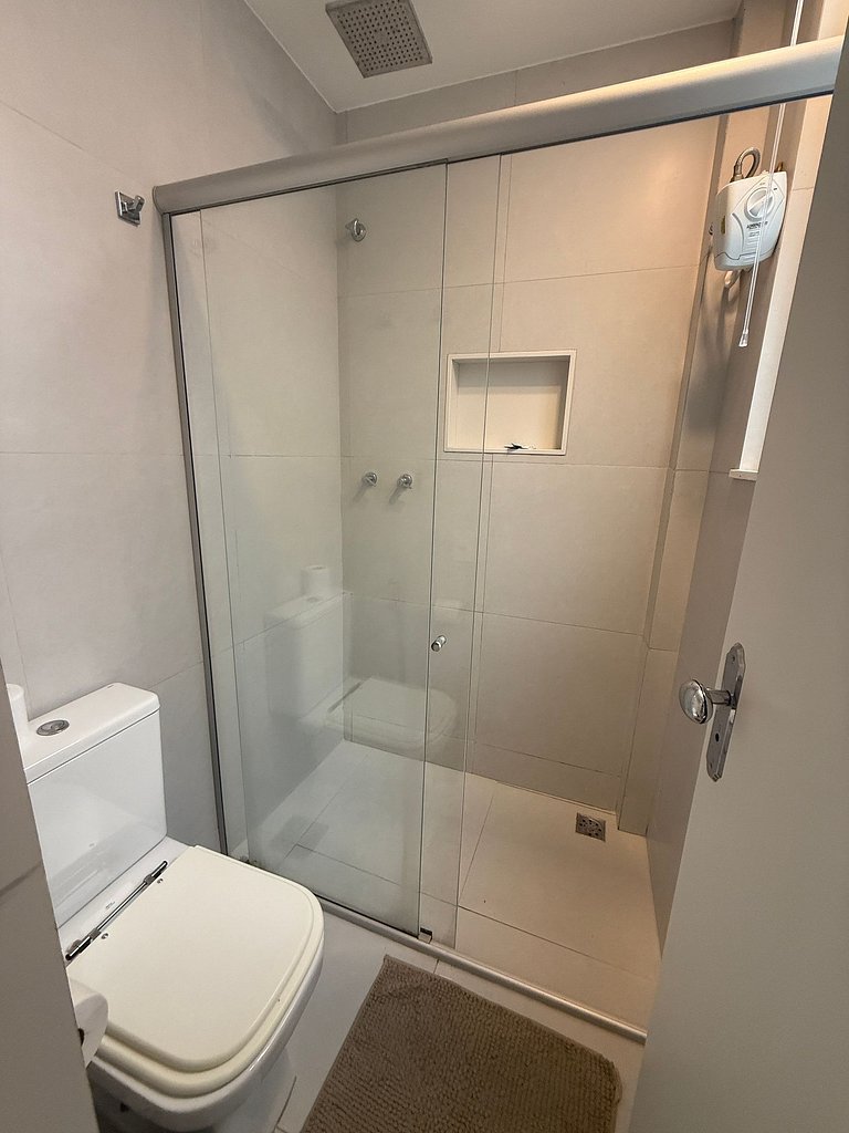 Duas quadras da praia do Leblon, perto do shopping