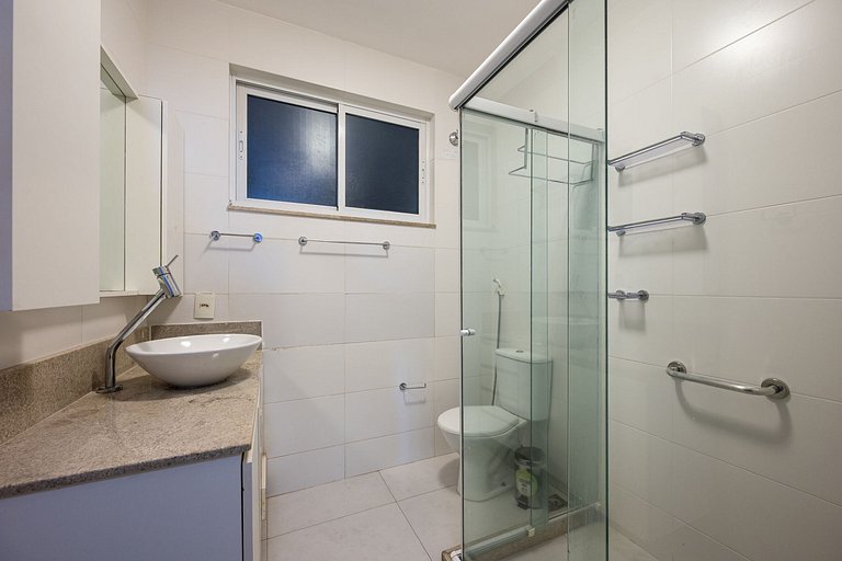 Apt w/ suite 1 block from Copacabana Beach