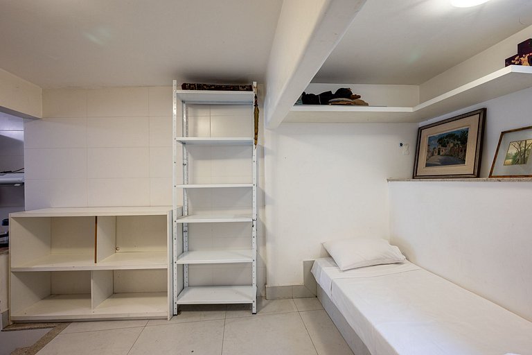 Apt w/ suite 1 block from Copacabana Beach