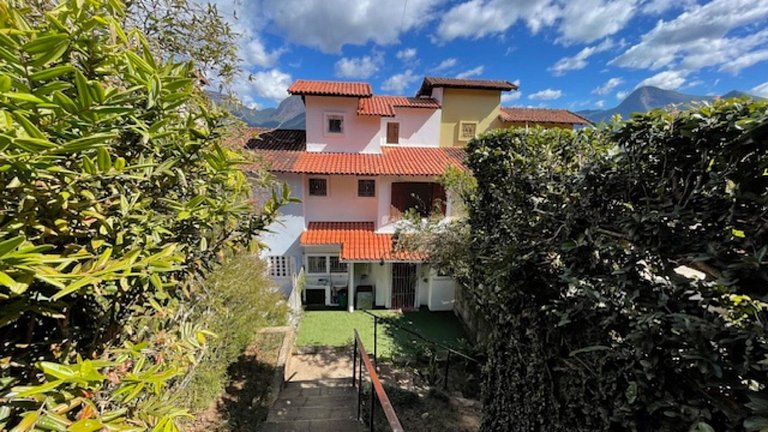 Vista para montanhas com lareira e hidromassagem