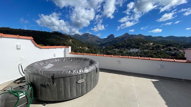 Vista para montanhas com lareira e hidromassagem