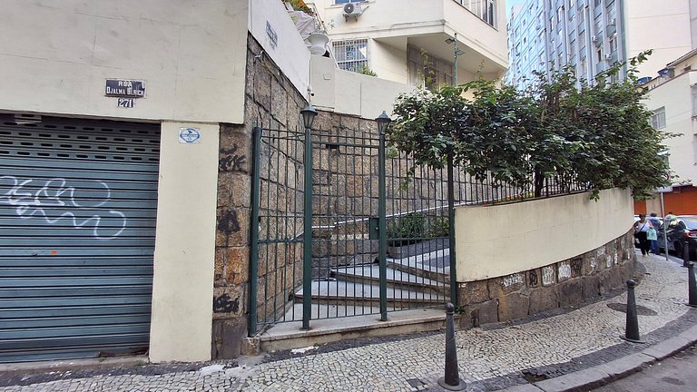 Apt w/ suite 1 block from Copacabana Beach