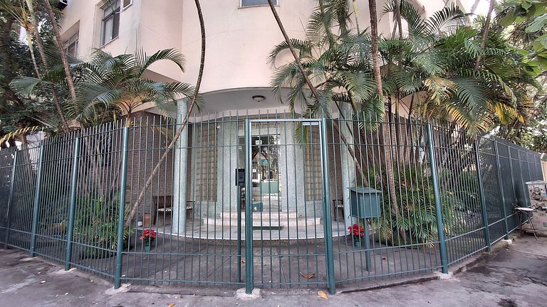 3 quartos 3 banheiros, rua dos restaurantes Leblon