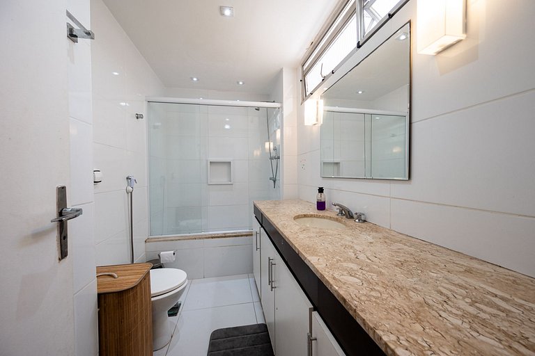 3 Bedrooms Steps from Metro and the Beach