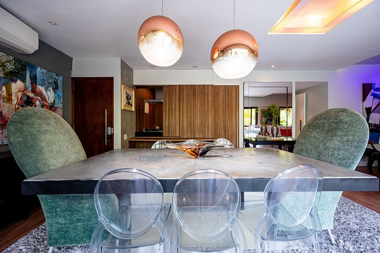 3 Bedrooms Steps from Metro and the Beach