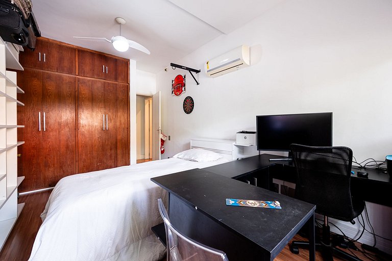 3 Bedrooms Steps from Metro and the Beach