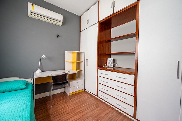 3 Bedrooms Steps from Metro and the Beach