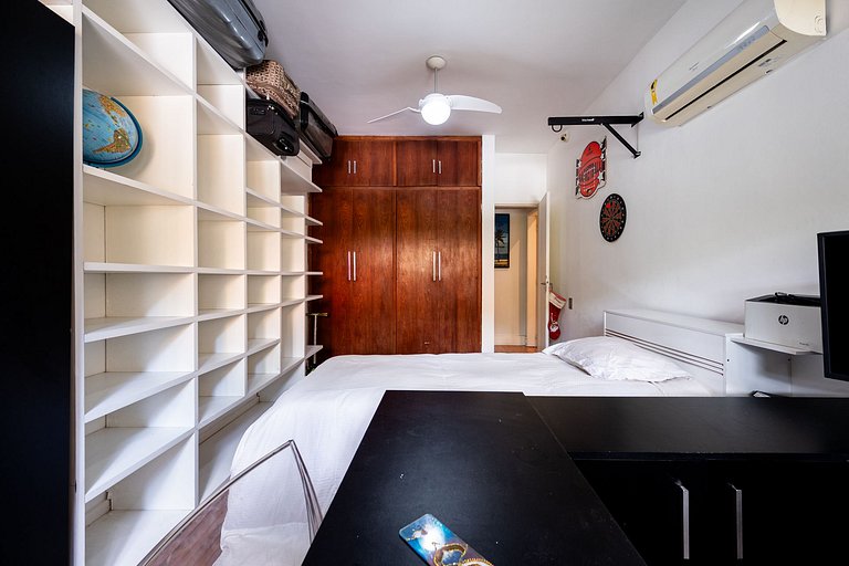 4 Bedrooms Steps from Metro and the Beach