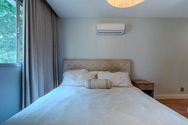 4 Bedrooms Steps from Metro and the Beach