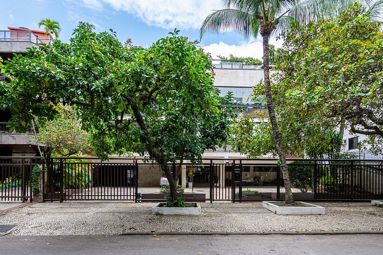 4 Bedrooms Steps from Metro and the Beach