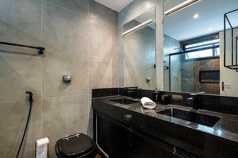 3 Bedrooms Steps from Metro and the Beach