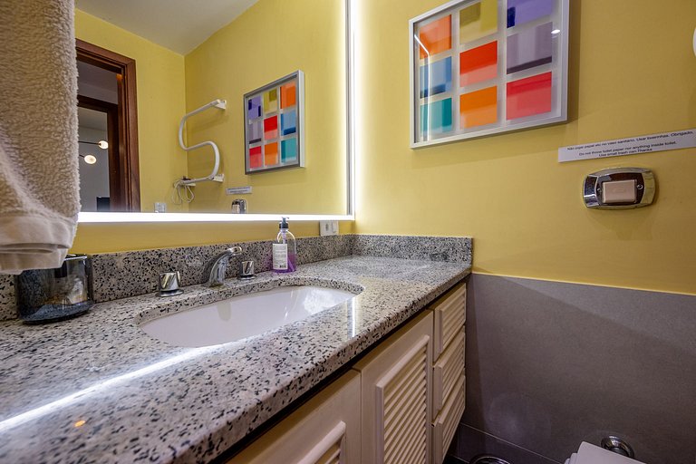 Apartamento cerca de la playa con piscina, gimnasio y plaza