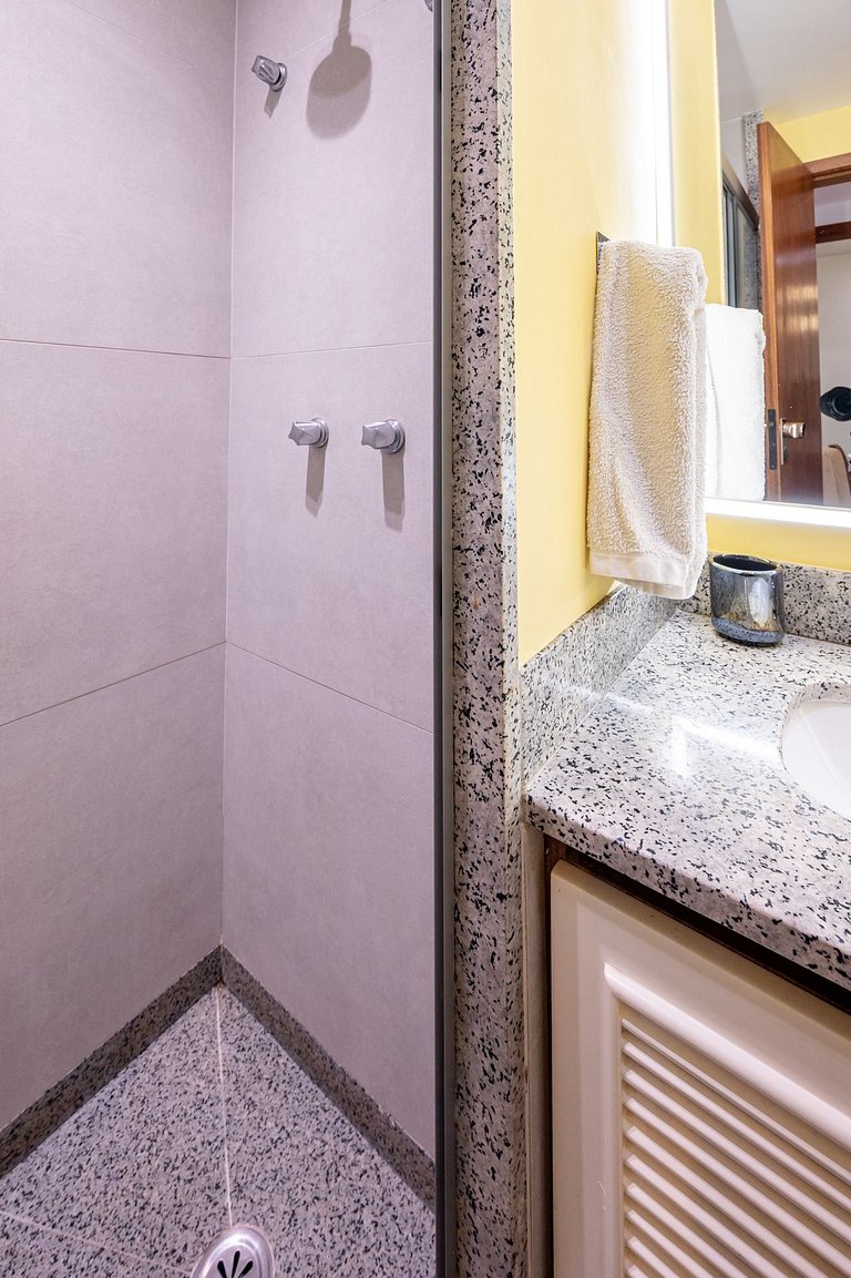 Apartamento cerca de la playa con piscina, gimnasio y plaza