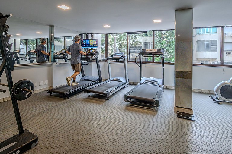 Apartamento cerca de la playa con piscina, gimnasio y plaza