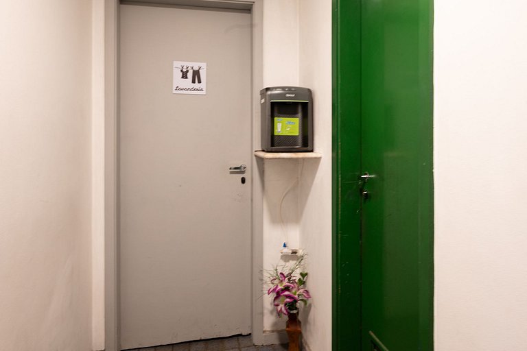 Flat perto da praia com piscina, academia e vaga no Arpoador