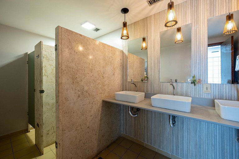 Apartamento cerca de la playa con piscina, gimnasio y plaza