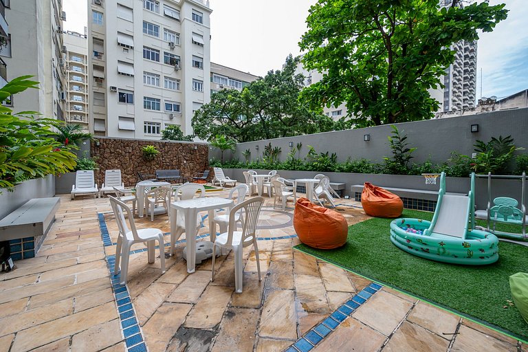 Flat perto da praia com piscina, academia e vaga no Arpoador