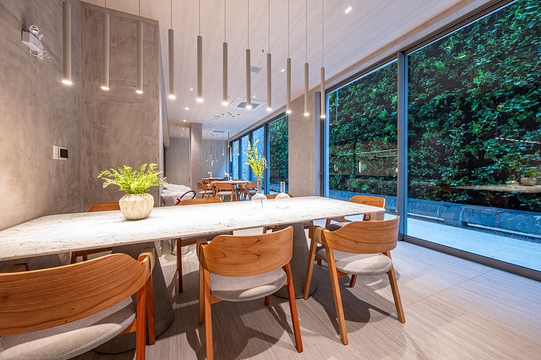 Modern Studio with Pool, Gym, and Rooftop