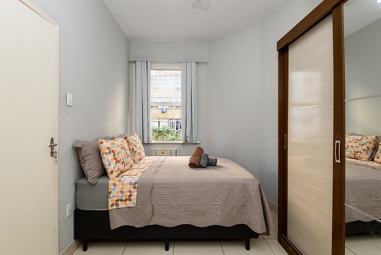 Bedroom and living near Copacabana beach and metro