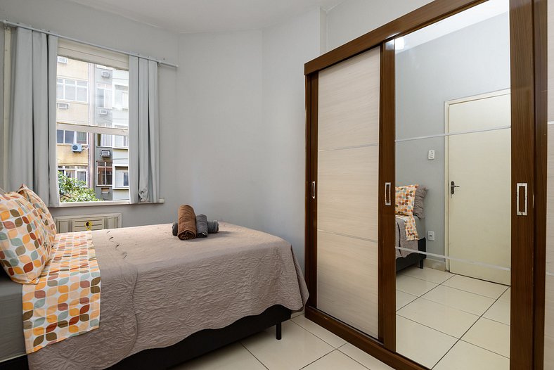 Bedroom and living near Copacabana beach and metro