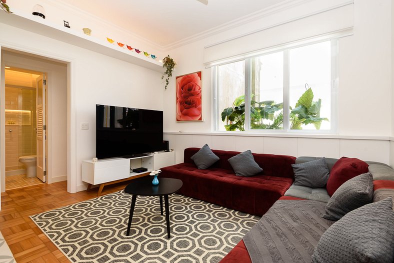 Modern and colorful 2 bedrooms in Leblon